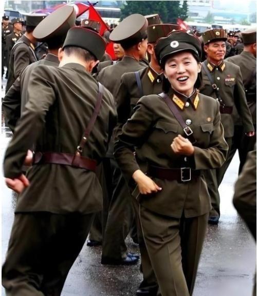 全世界都想不通的军事奇迹！一个人口只有2500万、还没中国一个大省多的国家，被全