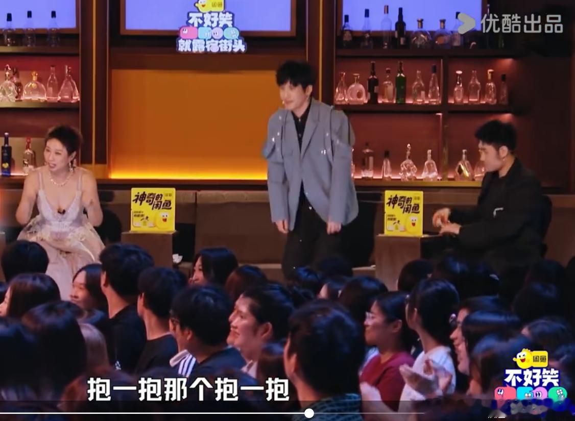 戚薇小时候抱过大张伟戚薇居然小时候抱过大张伟差点就信以为真了！其实戚薇小时候抱过