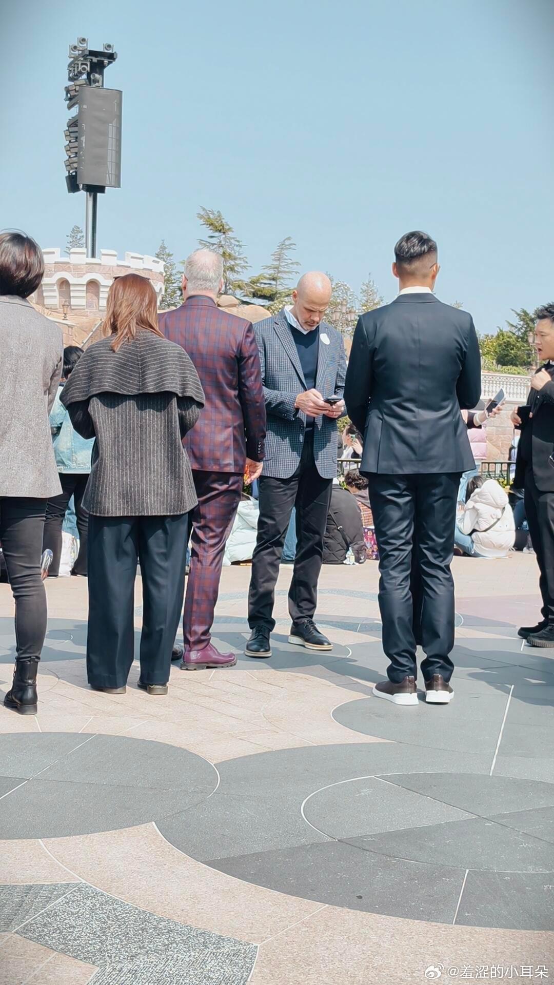 上海迪士尼十周年庆典演出活动，第一场就出了故障取消了，后面的几场也取消了，世界果