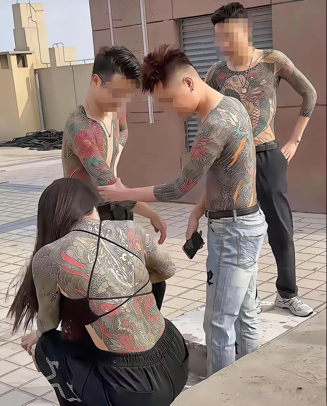 虽然现在社会的包容度大了，但像这种大面积纹身，看着还是不舒服。
    第一次知