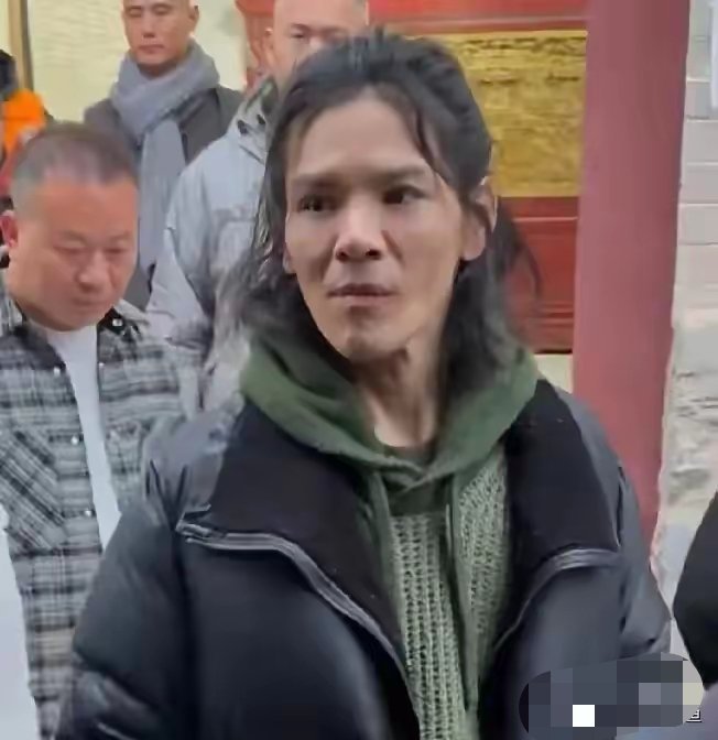 向佐少林寺参观被偶遇，无滤镜素颜状态一言难尽，私服正常了 