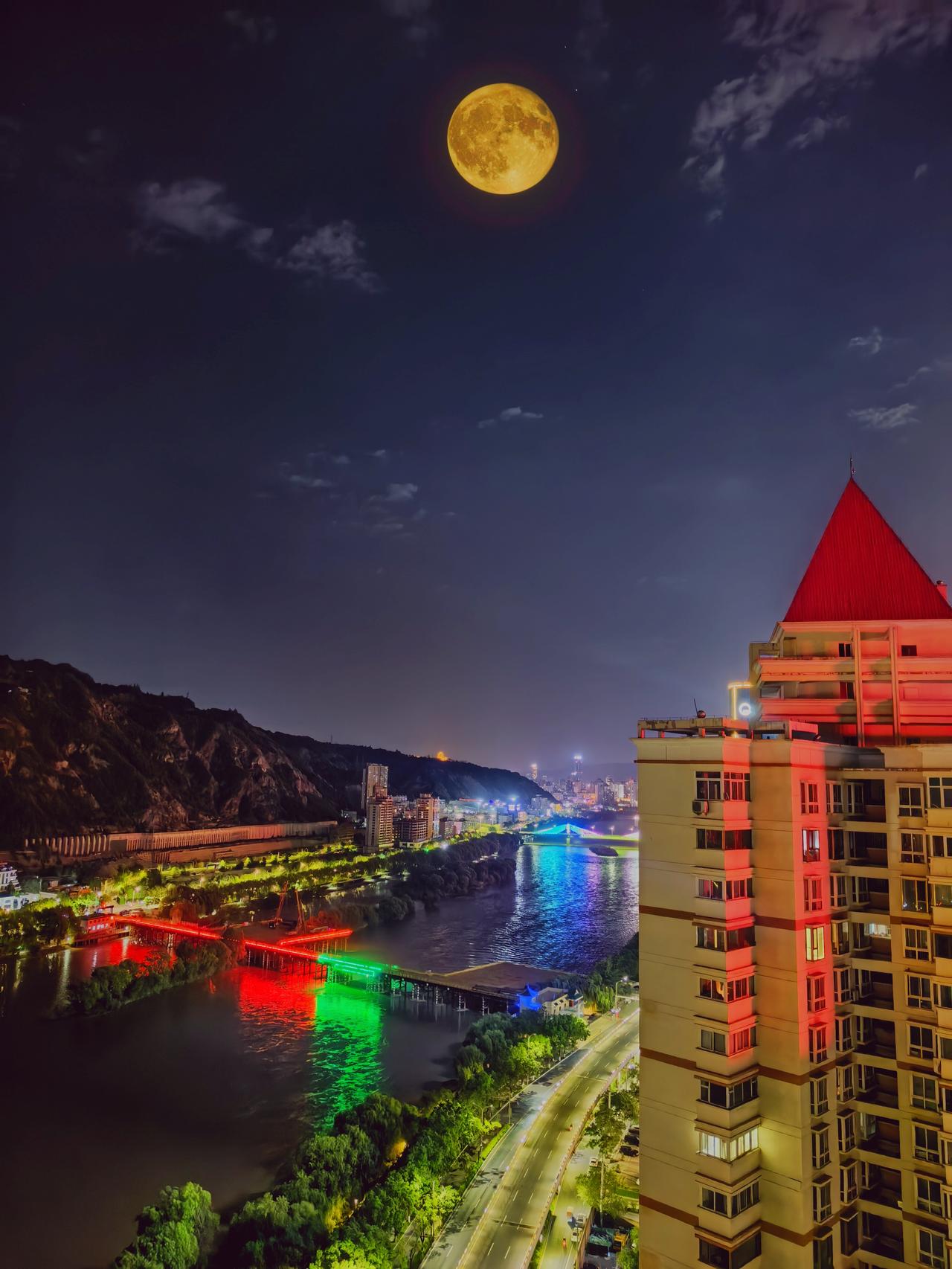 夜色漫过兰山，一轮圆满皓月高悬天际，清辉遍洒金城。黄河淌着流光，两岸红绿灯火坠入