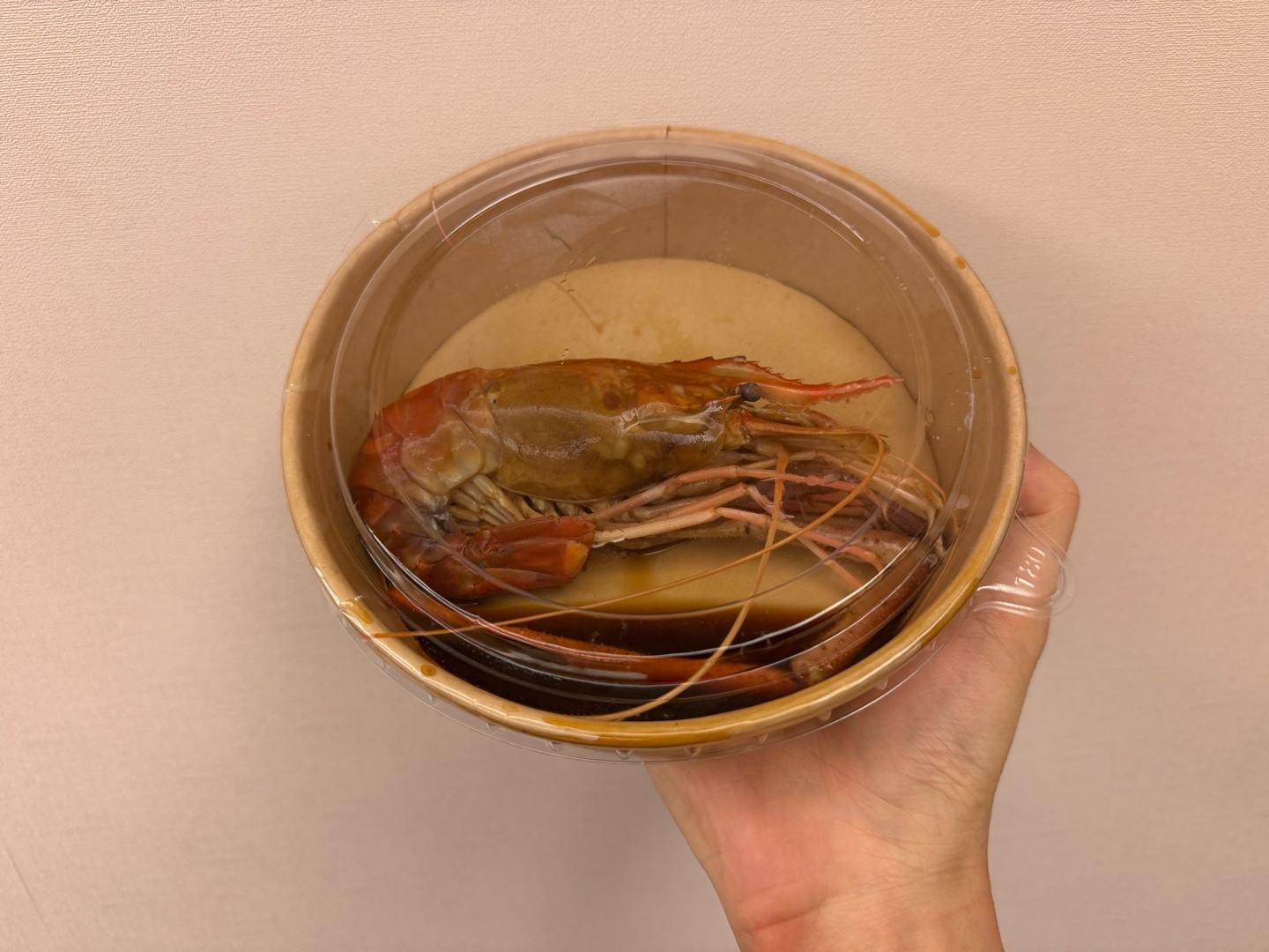下雨天点外卖，好奇店家的「大沼虾」有多大，于是点了一只试试。OMG，这是我吃过最