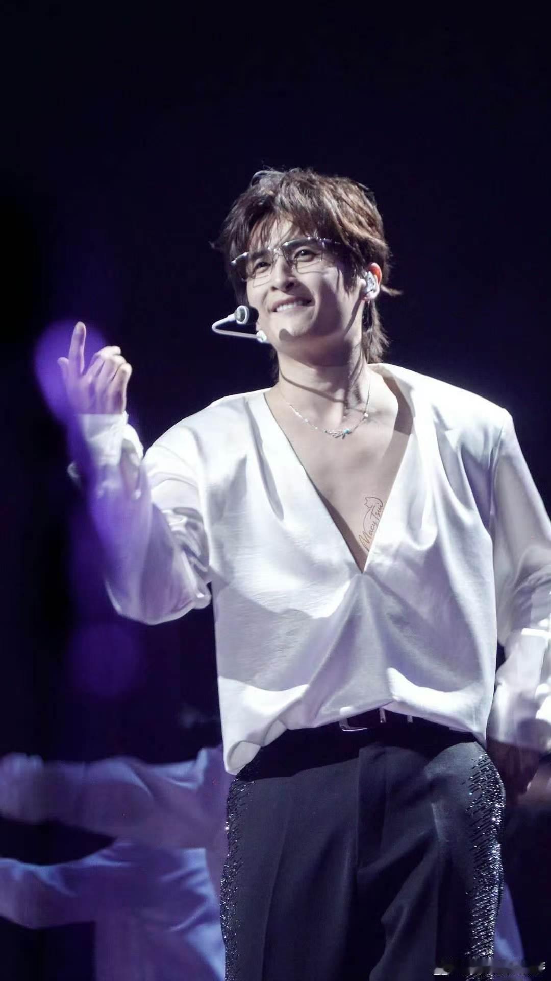 张远演唱会付完钱就把衣服穿上了 张远你收敛点！付完钱就把衣服裹紧了！张远付完钱就