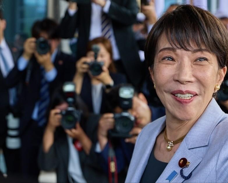 日本政坛罕见“组团”敲门。
5月18日，由自民党前干事长森山裕领衔，联合四大在野