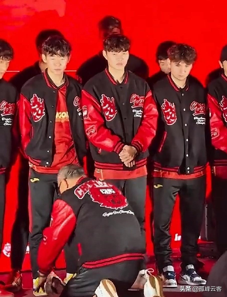 铜梁龙冲超成功“庆功”，张外龙给队员下跪磕头尽管很喜庆但总感觉怪怪的！张外龙又下