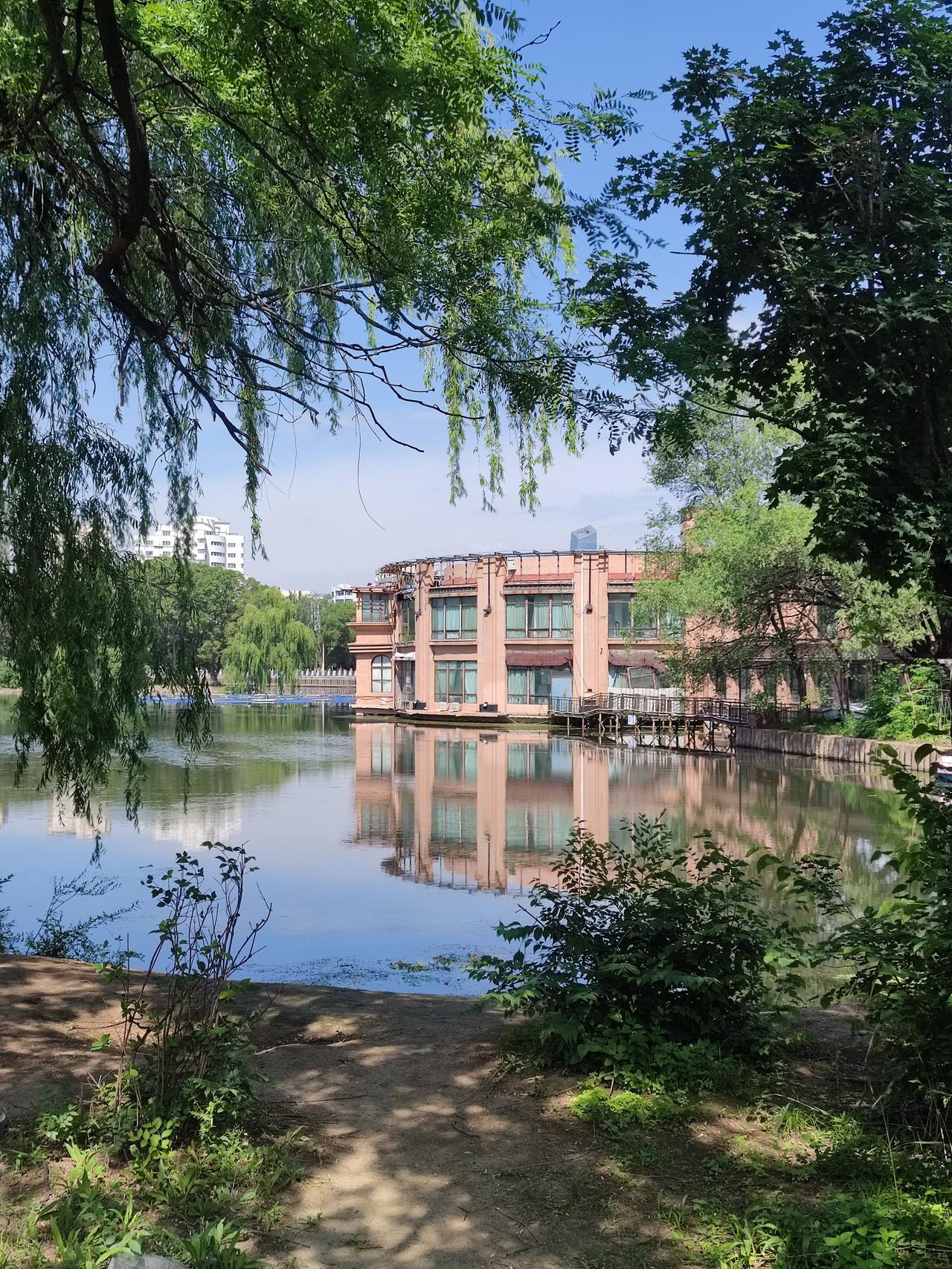 万泉公园景色一观  沈阳万泉公园，历史悠久，风光秀丽，河水清清，景色宜人。