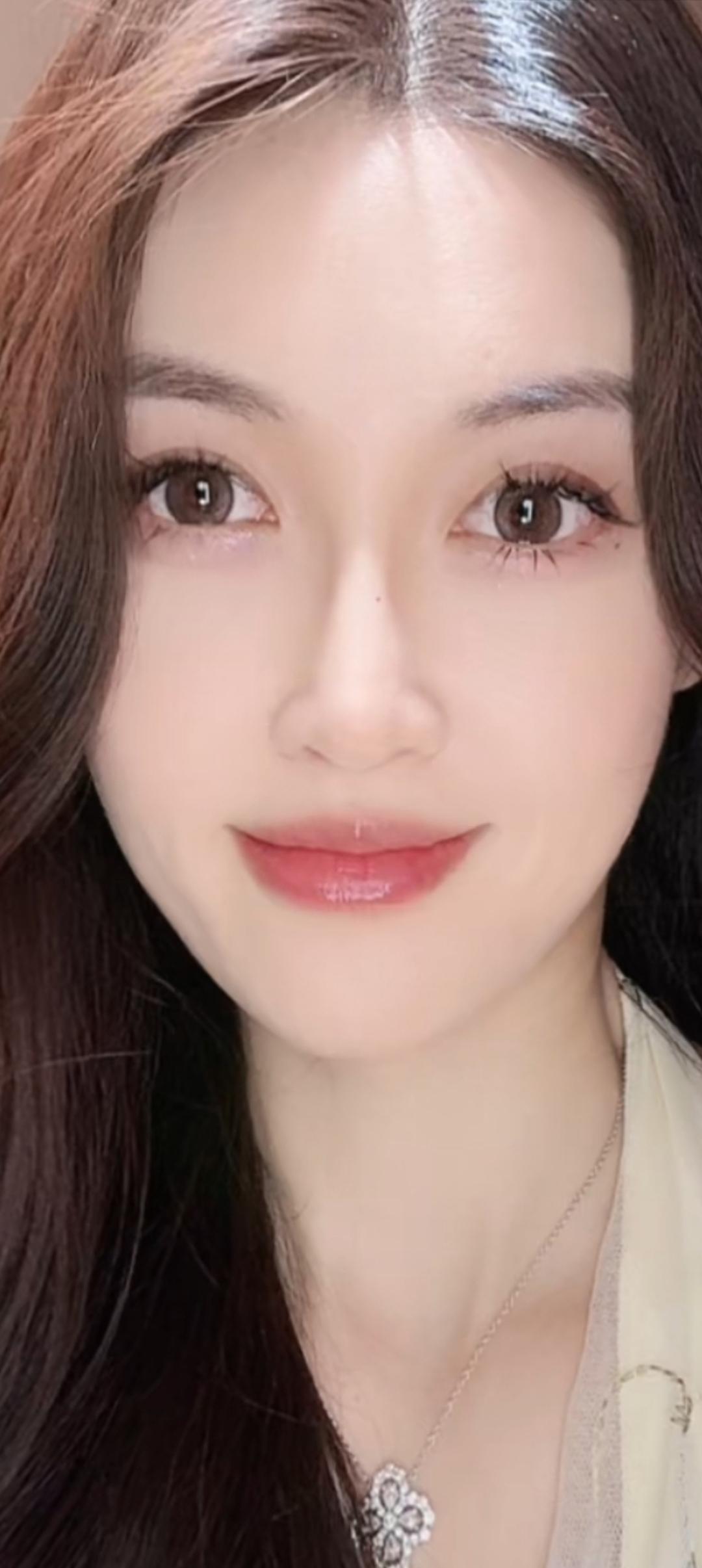 温柔甜美的微笑，精致的妆容和优雅的项链，散发着迷人的魅力。