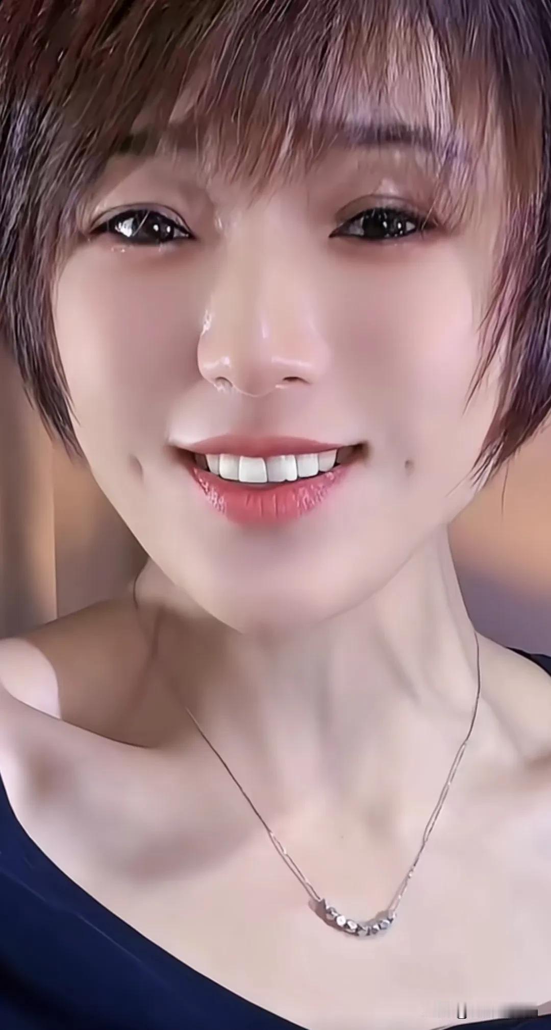 清丽如珠，眉目如画。