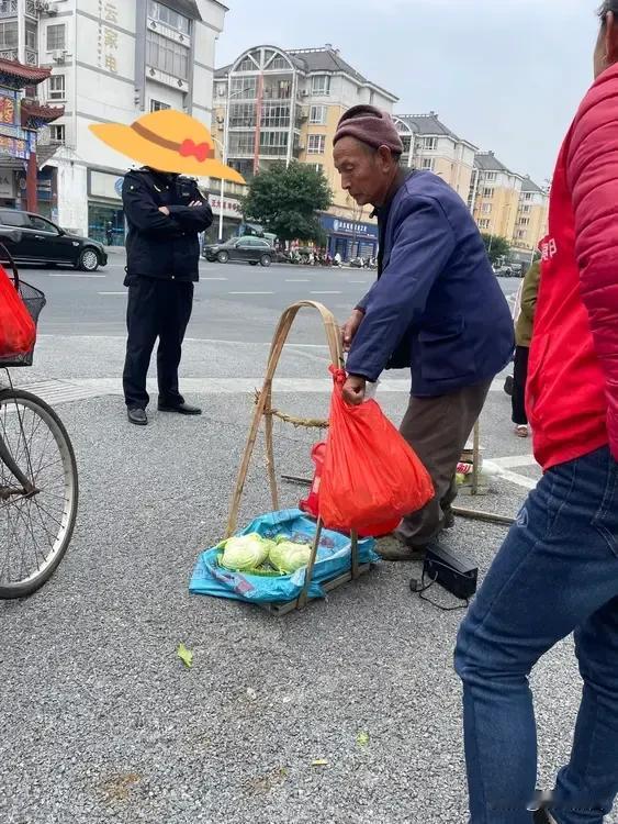 有时候买东西真是看人气，这老头之前我们帮他免费修过一次脚，算是熟人了。

这不他