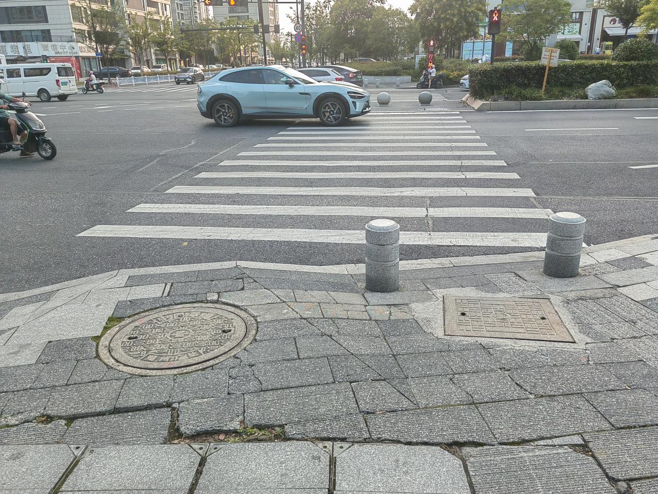 斑马线前车让人: 是要求车辆驾驶员必须在斑马线前停车，让行人先过斑马线，是对行人