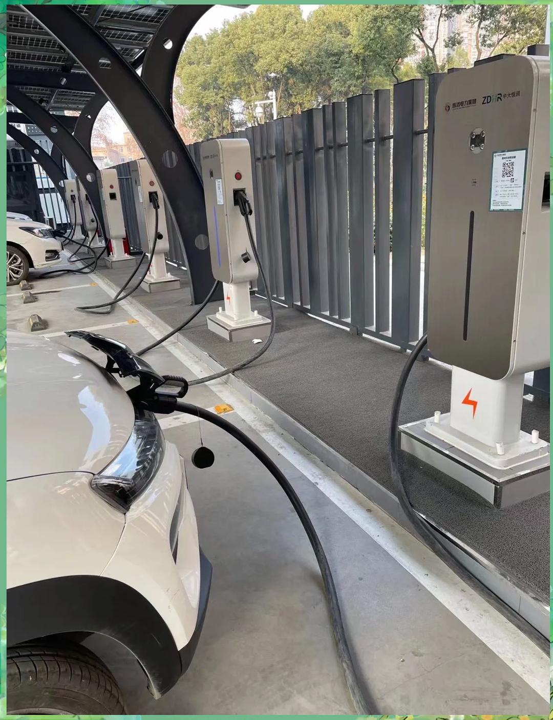 汽车充电超时占用车位被罚？

2024年10月，上海一新能源车主充电后，因超时占