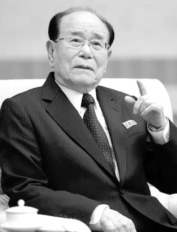 忽然看到朝鲜元老金永南去世的消息感到非常惋惜。值得一提的是，金永南一生睿智、祥和