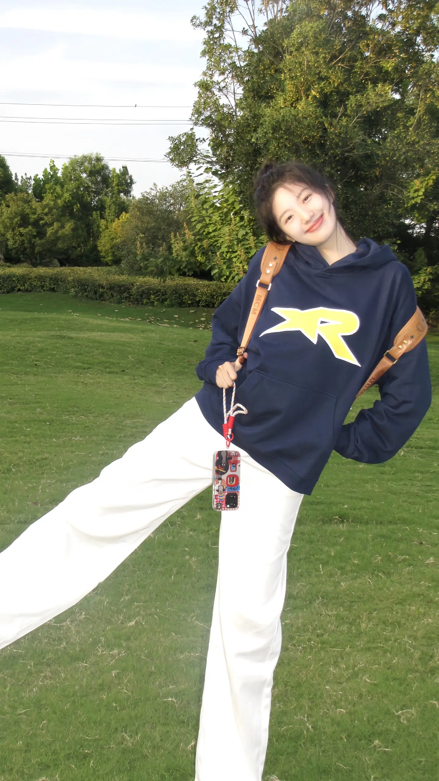 “她的睫毛 弯的嘴角 无预警的对我笑”