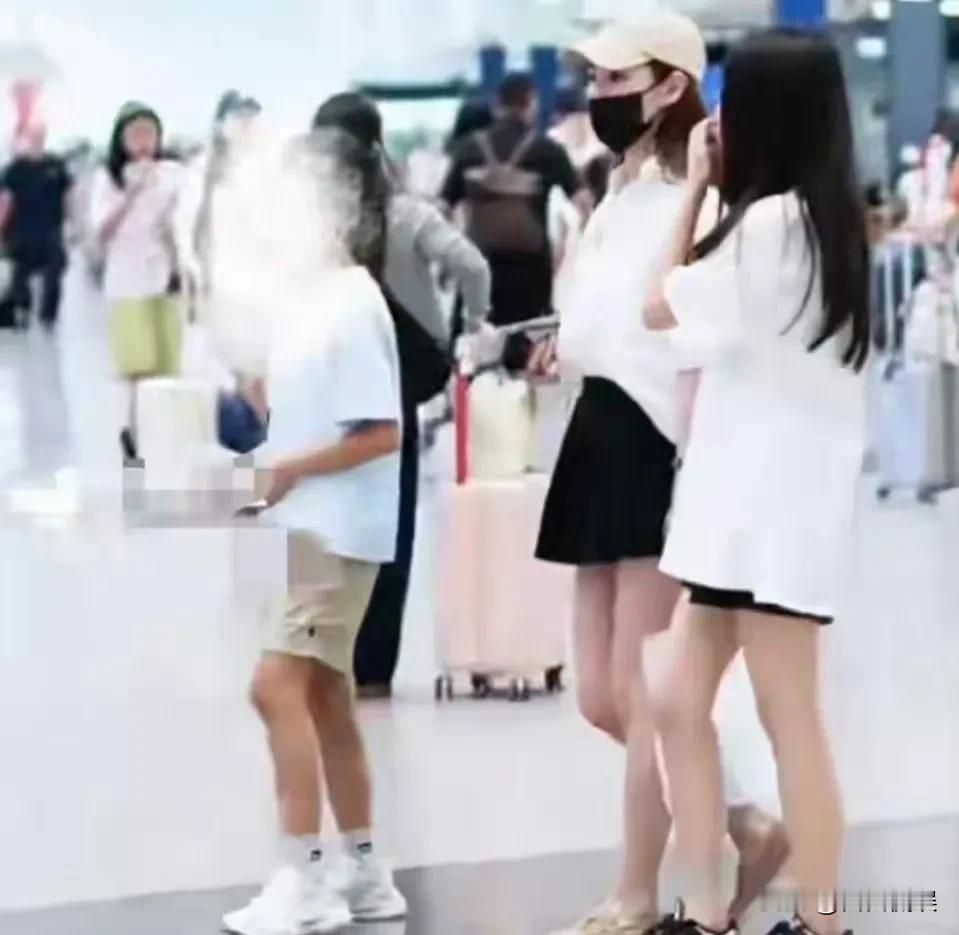 又登热搜，马筱梅带孩子现身机场被偶遇，11岁小玥儿身高优越，越来越像大S了！
