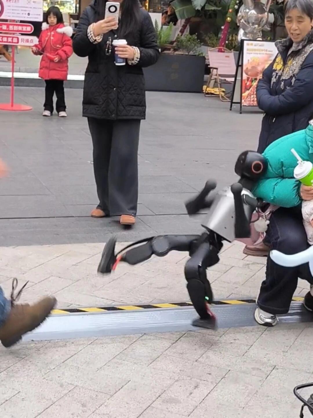 一场机器人春晚引发的PK2026被机器人改变的春晚不止会跳舞！今年春晚机器人全员