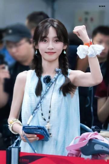 王可手绘花少群像王可花少手写信花儿与少年镜头定格的画面冰冷又短暂，王可亲手绘制的