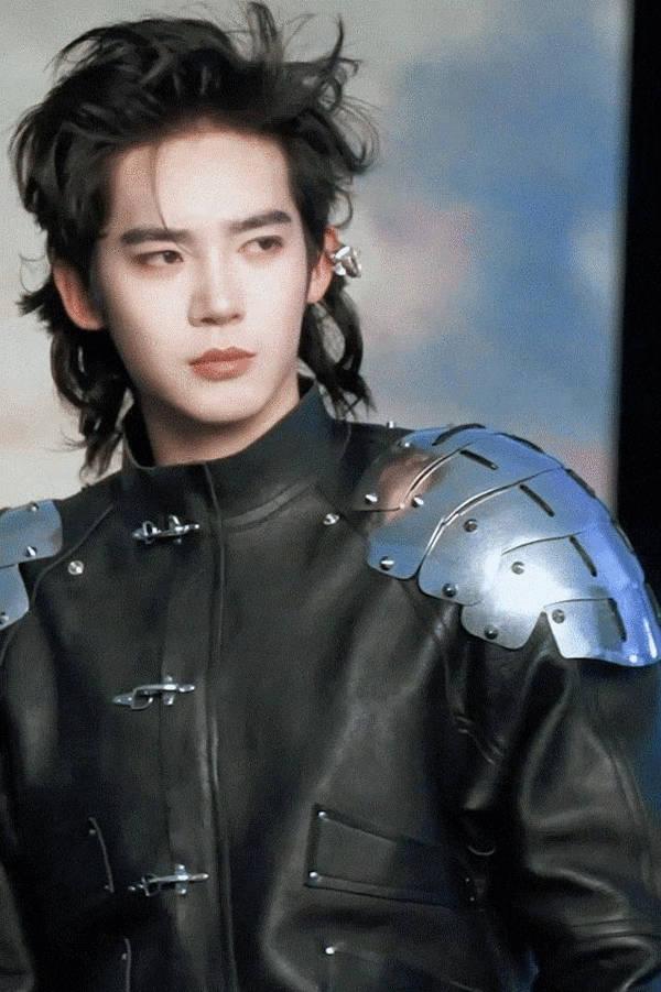 于适这什么造型…还挺帅……出自今天封神和时尚芭莎合作的1月电子刊 于适yosh[