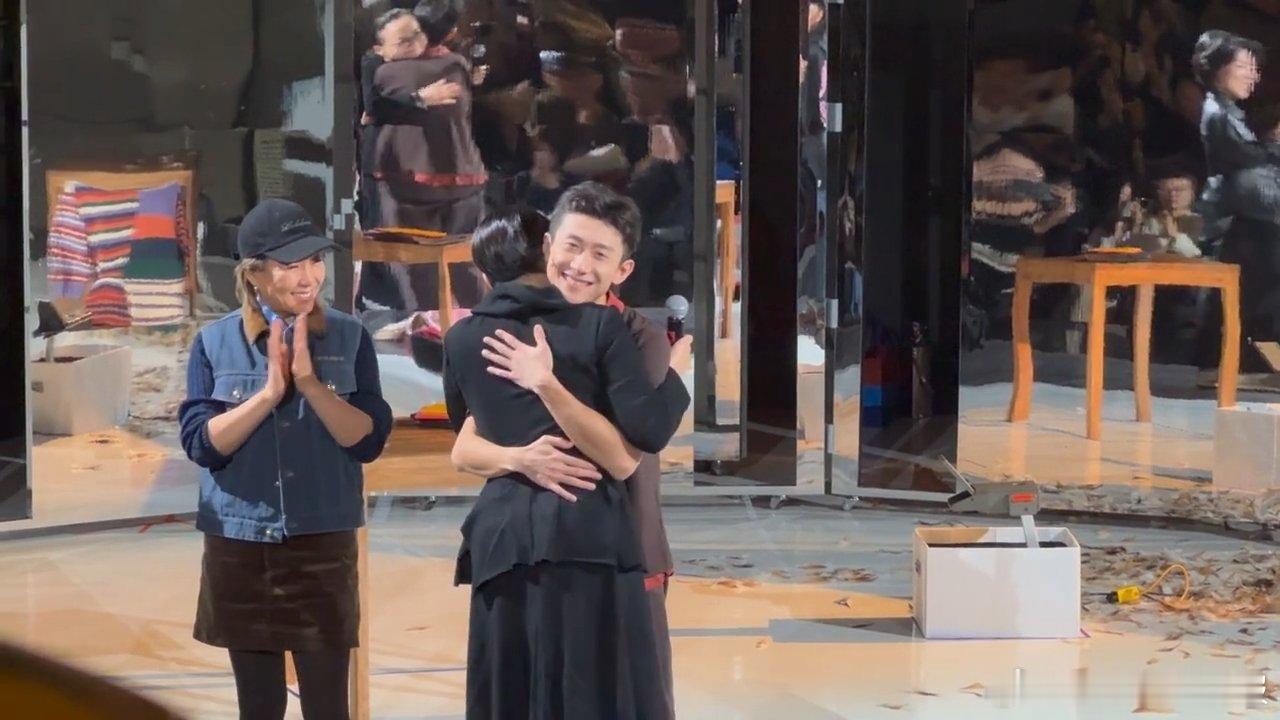 宋丹丹去看张一山话剧《一地鸡毛》了 ，两人还拥抱了，刘梅也是看到刘星成才了！