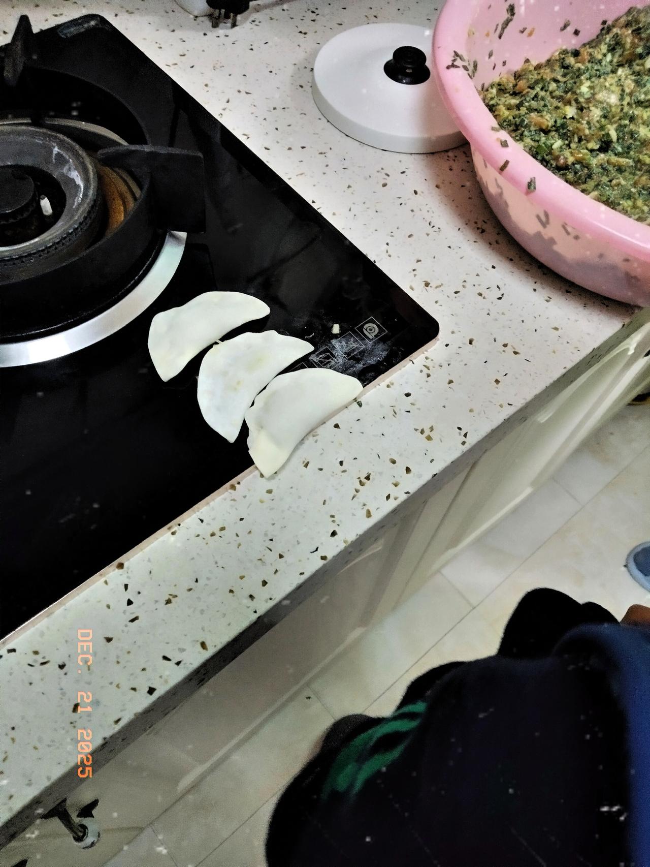 我们有时候挺尴尬的。台海本来就是中方的，干嘛需要别国来承认，现在的结果就是，芝麻