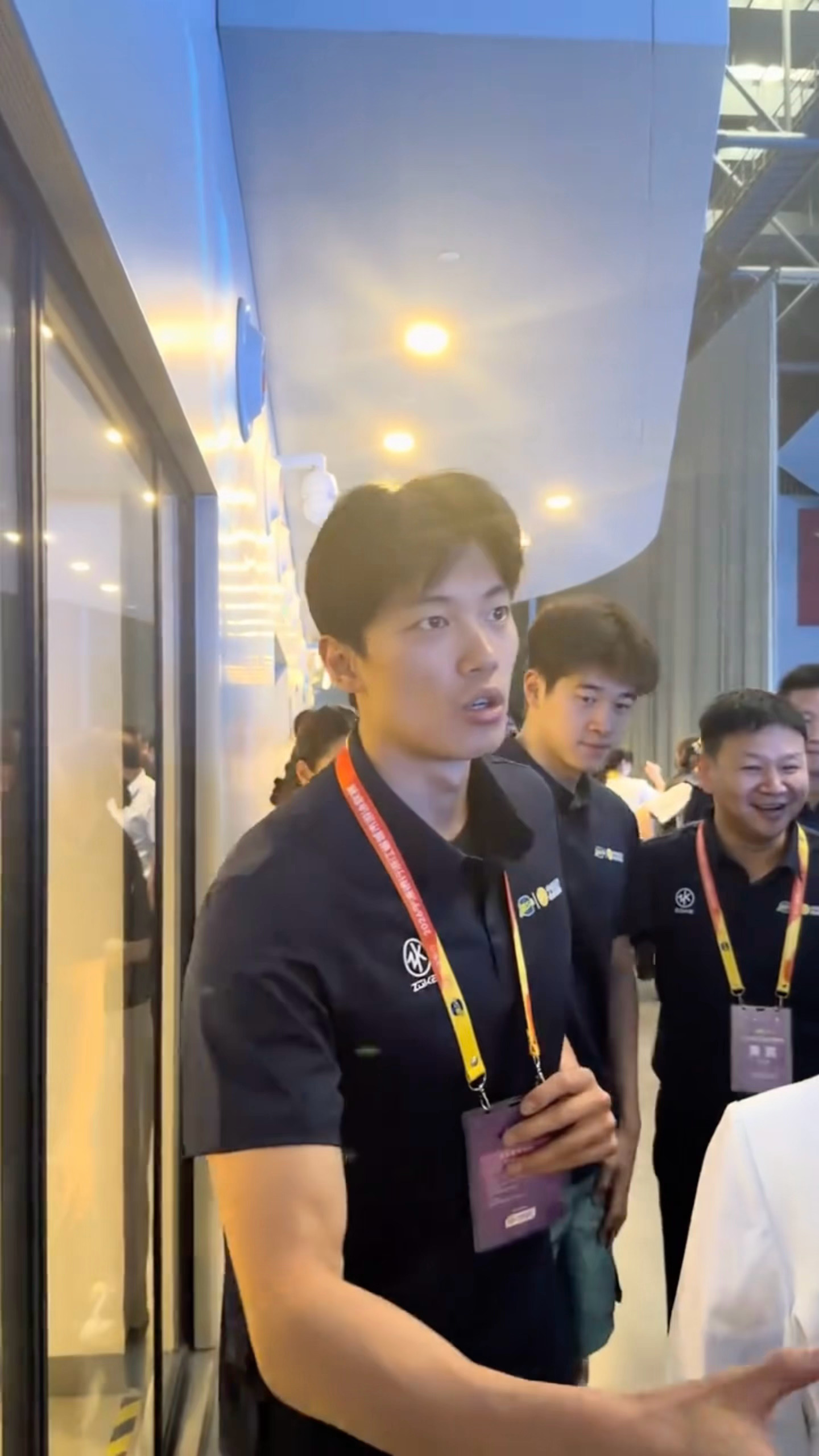 哥哥停，小狗停 