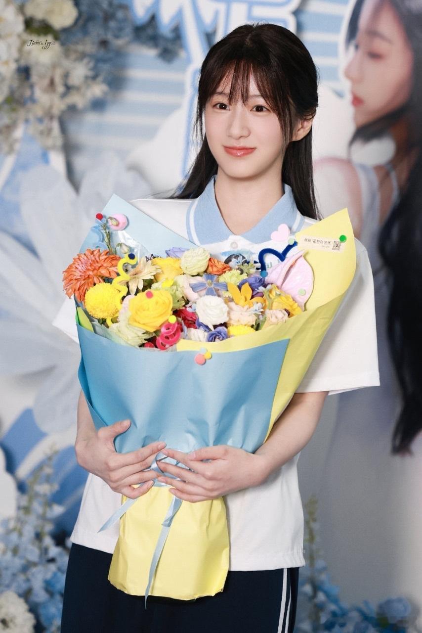 娱乐[超话]包上恩校园白月光包上恩校园女神 校园女神级别…好久没见过这么美的校园