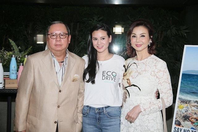 百亿名媛走出丧亲之痛，出埠度假与股神孙新抱同行私交甚笃！
商人何柱国于今年6月病
