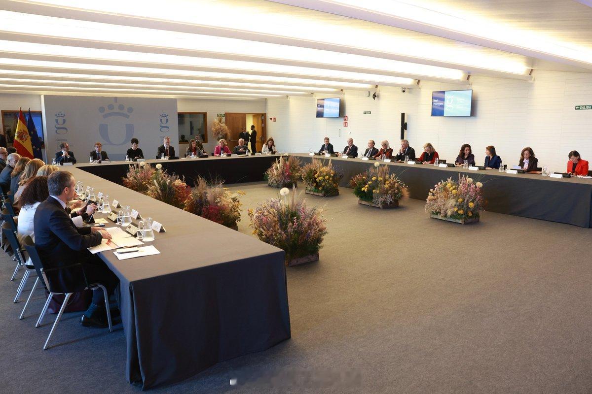 2.5 西班牙国王菲利普六世和王后莱蒂齐亚参加会议，亲戚马德里市长也在。小莱西装