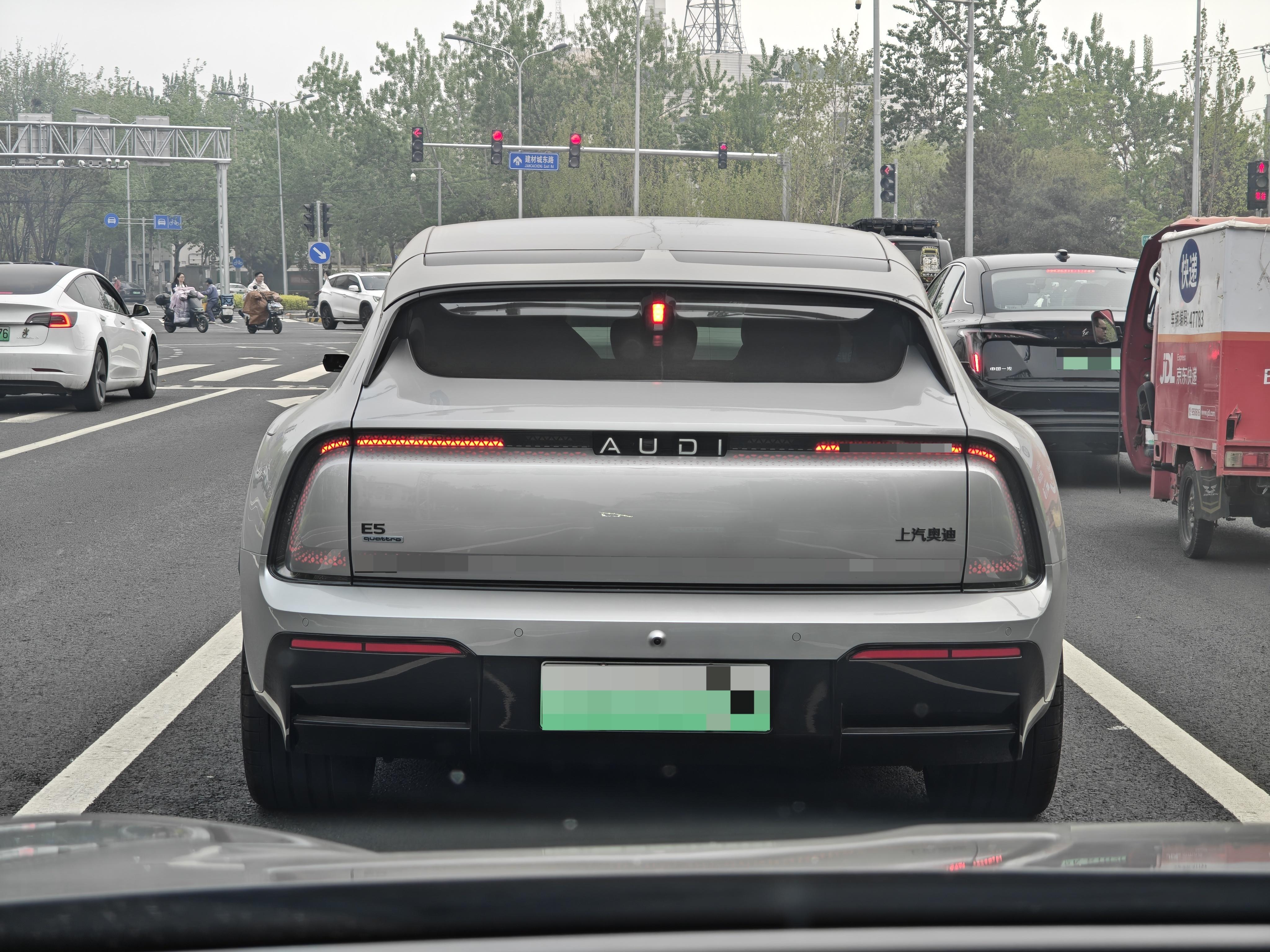 四字迪迪还是有些能见度的。这车实车看着比照片要小一圈，车高也还挺低的