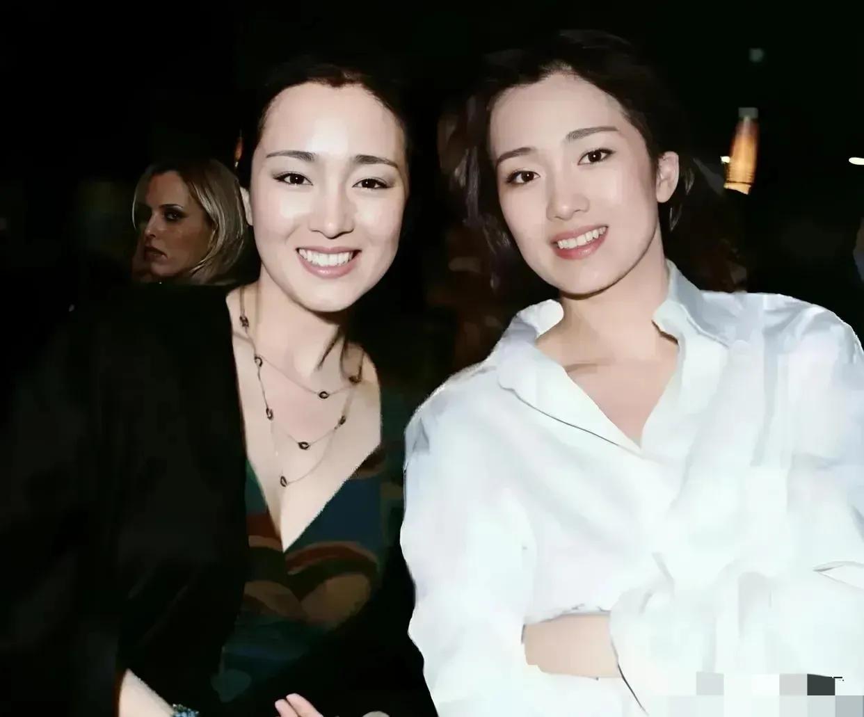 两个巩俐，一个是真的，一个是假的，那个是真的？那个是假的？