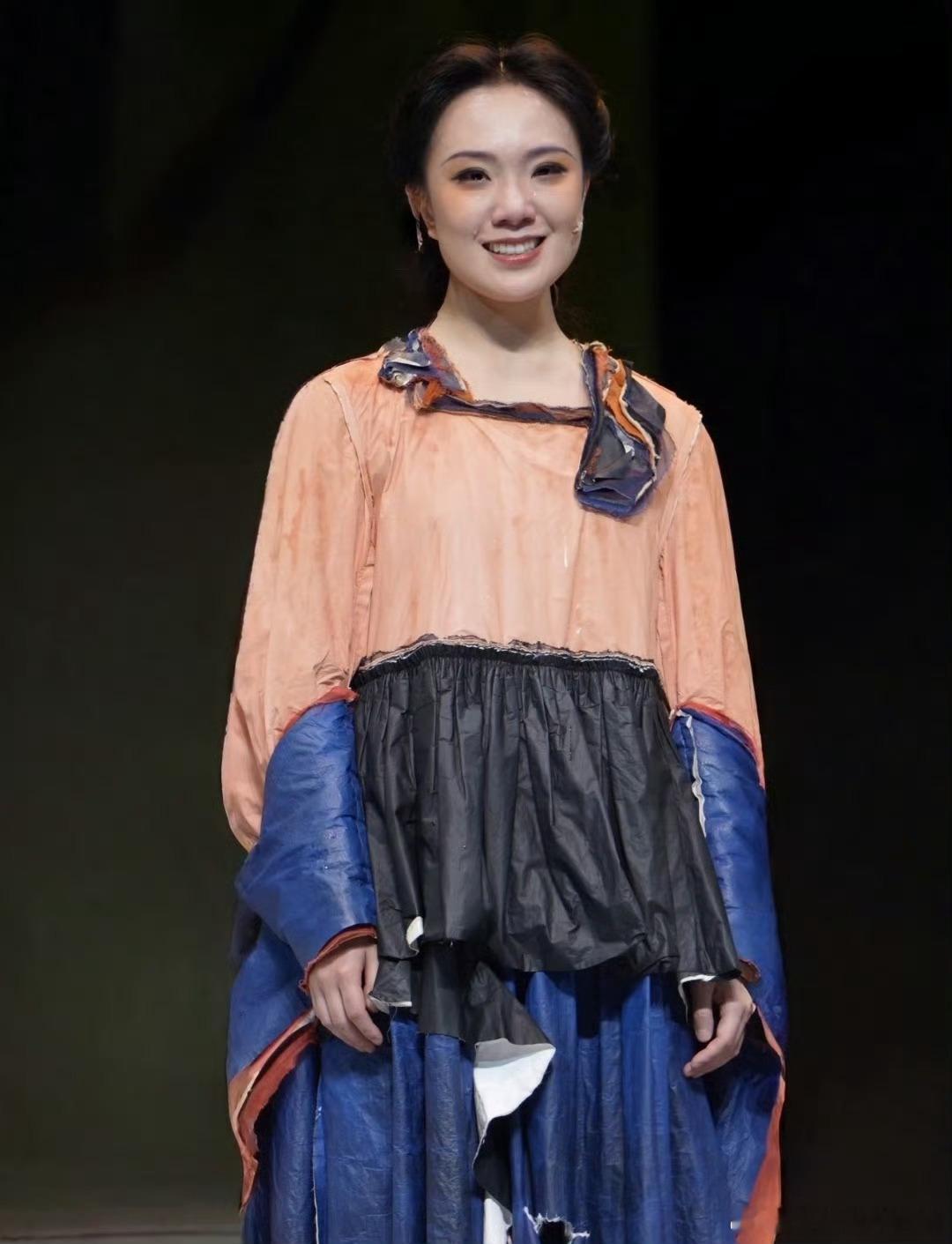 十年音乐剧演员参加选秀有近十年剧院经验、演十余部作品的苗梦初，过去上台都是角色身