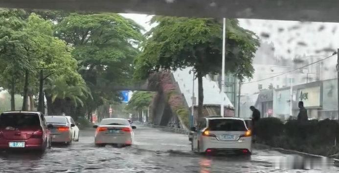 领克内涝被困车内如何自救前段时间下暴雨，车友群里全是吐槽车在路上趴窝的，突然觉得