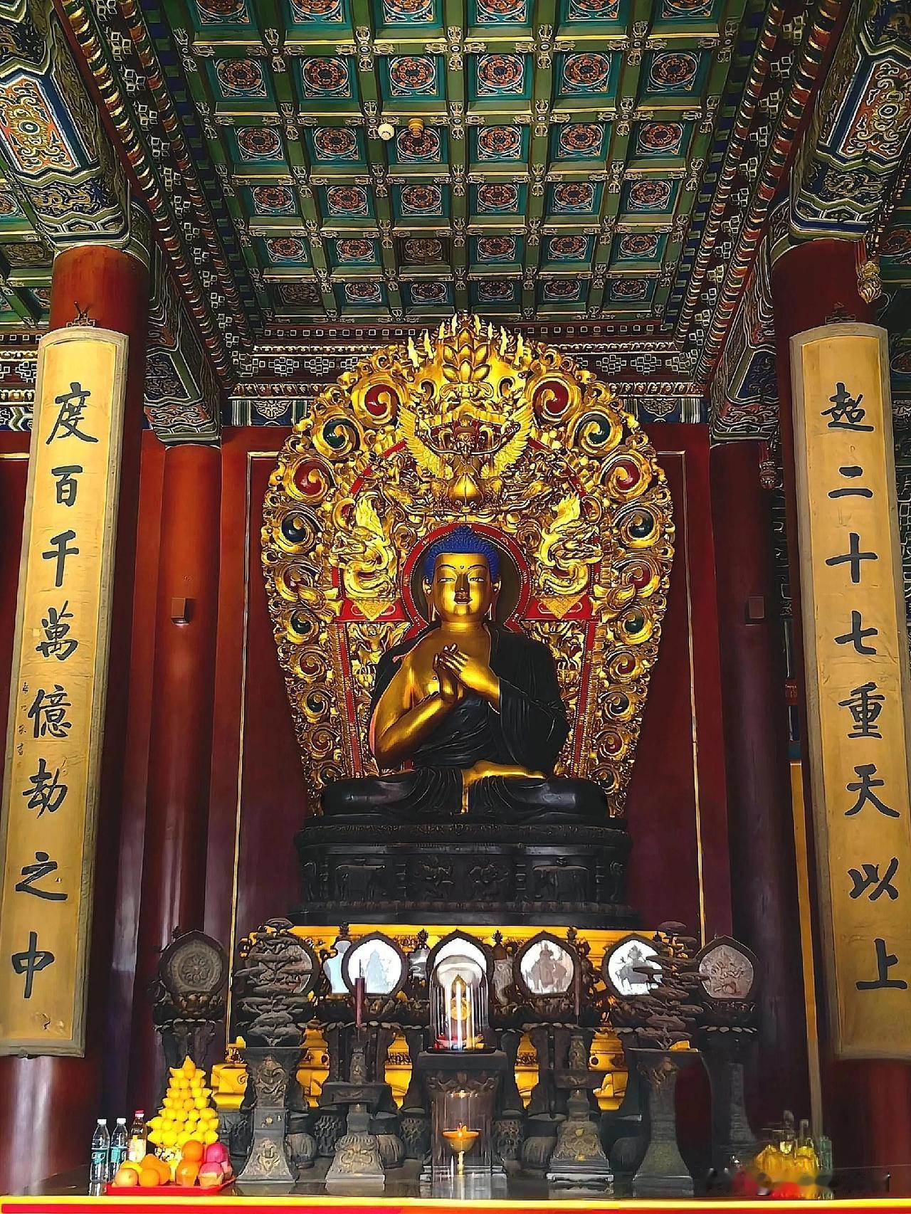 雍和宫正统弥勒佛：掌管前程的未来佛，别再只认笑佛了
 
逛雍和宫大雄宝殿，大多游