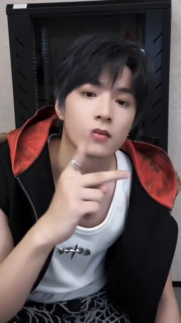 . 刘耀文sauce手势舞来啦 酷盖上线打歌 权威的脸配权威的歌 刘耀文就这样轻