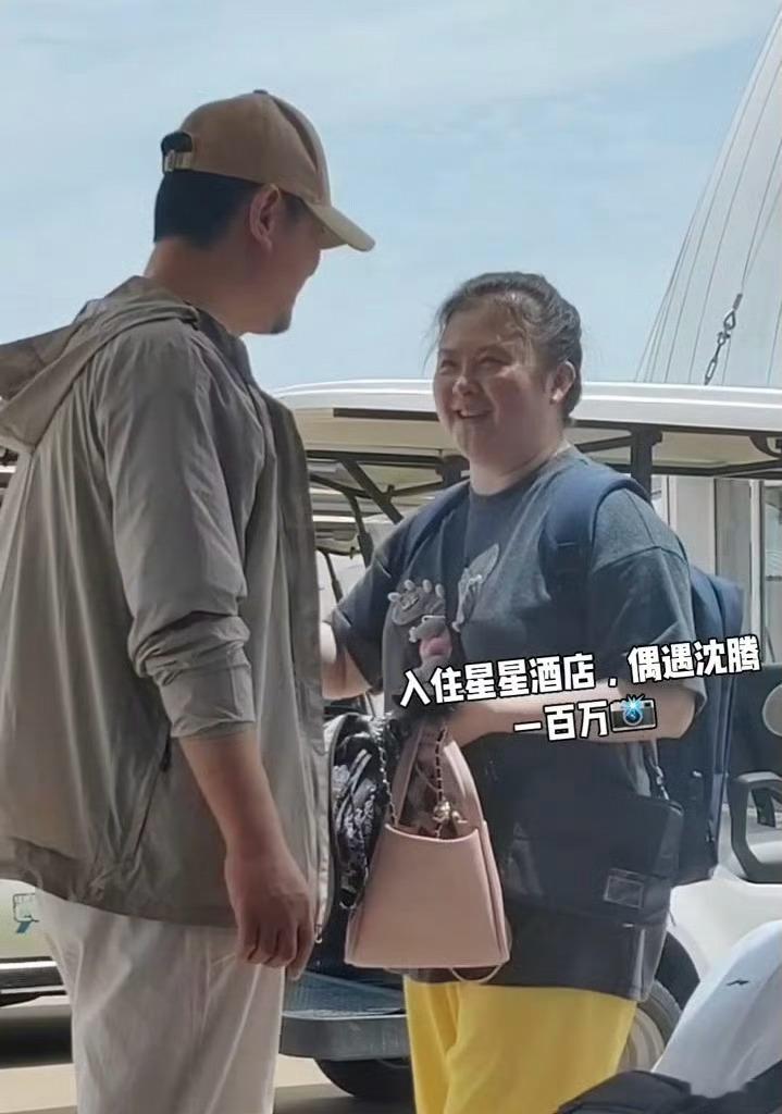 #沈腾老婆胖了好多# 走在沈腾身边的王琦，还是那么小鸟依人，不过确实圆润了不少，
