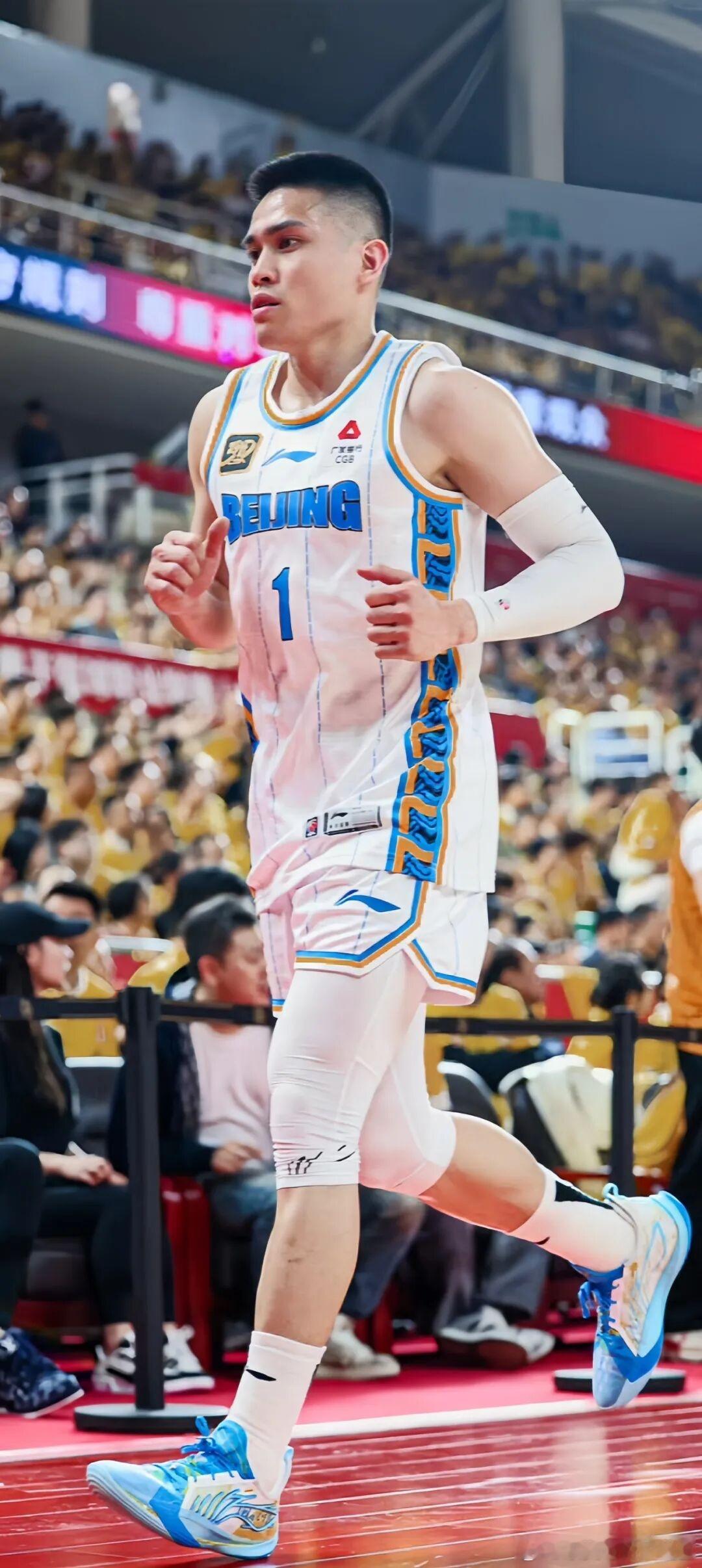 会挽雕弓如满月，西北望，射天狼。陈盈骏替补出场 23 分钟，14 中 10，三分