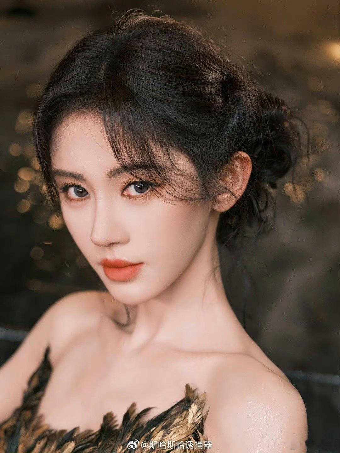 #鞠婧祎变了哪里# 鞠婧祎到底哪里变了，昨天出席活动大家都说她变了，不像原来的自