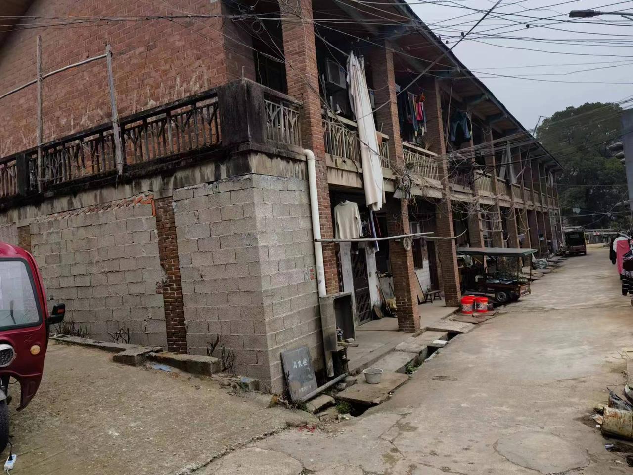 你无法想象，高鲜靓丽的长沙大王山，在10多年前还是这个老旧的样子。
说到长沙大王
