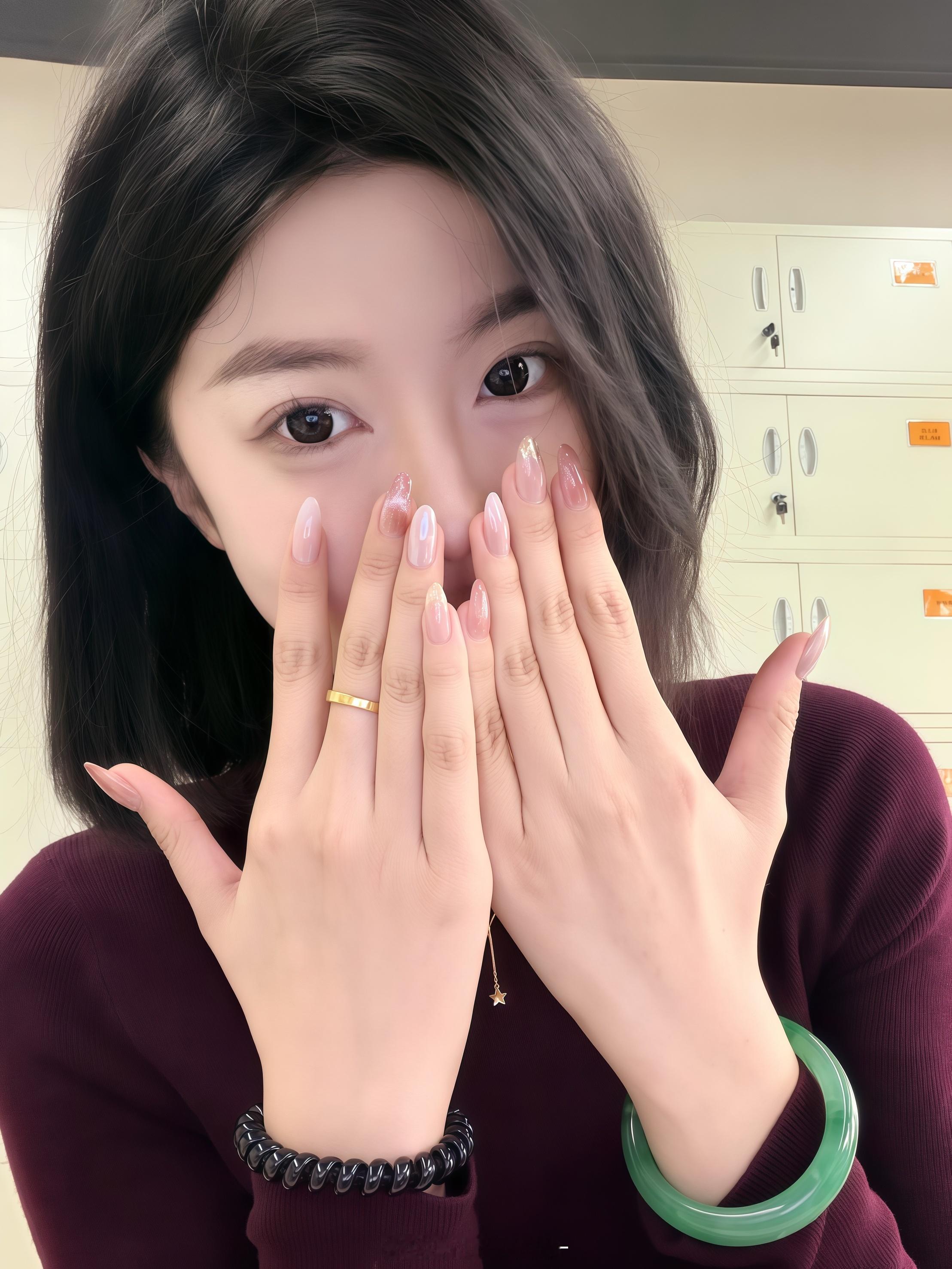 秀秀新美甲💅（Ps：谁能告诉我17前置自拍最好看的参数，为什么实况一定格就糊糊