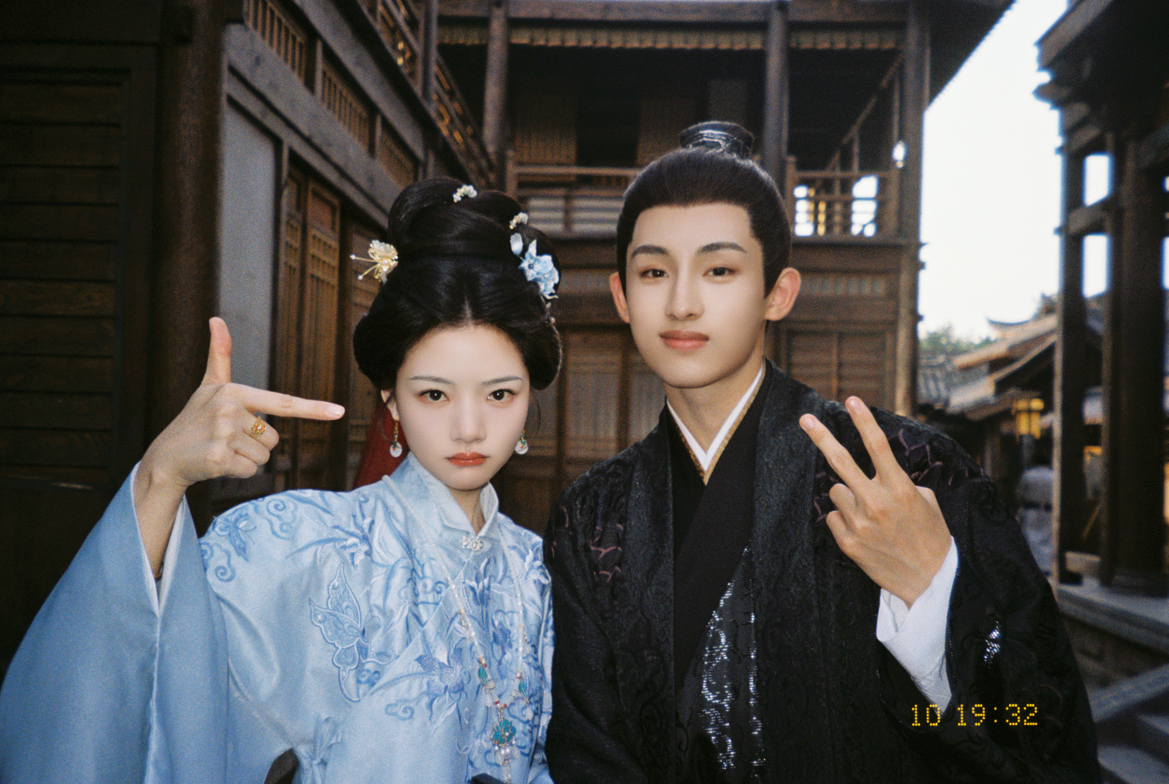 敏成这张比28拍的根本是在准备给师哥的生贺合照吧！ 