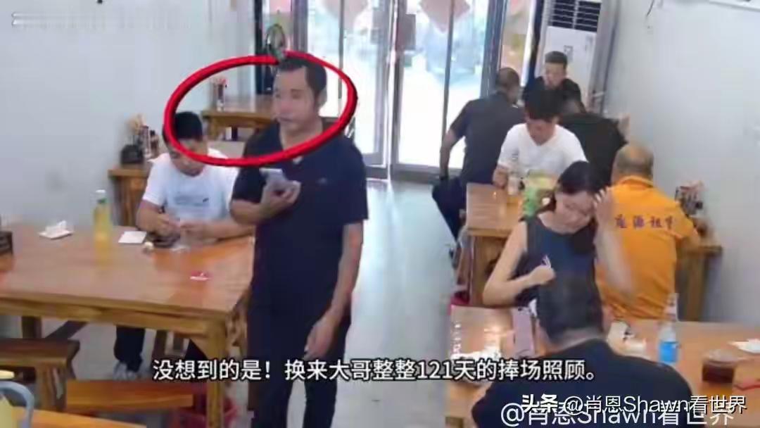 “活该发财！”河南周口一家小面馆里，一中年男子推门而入，喊了声：“来碗面，老样子