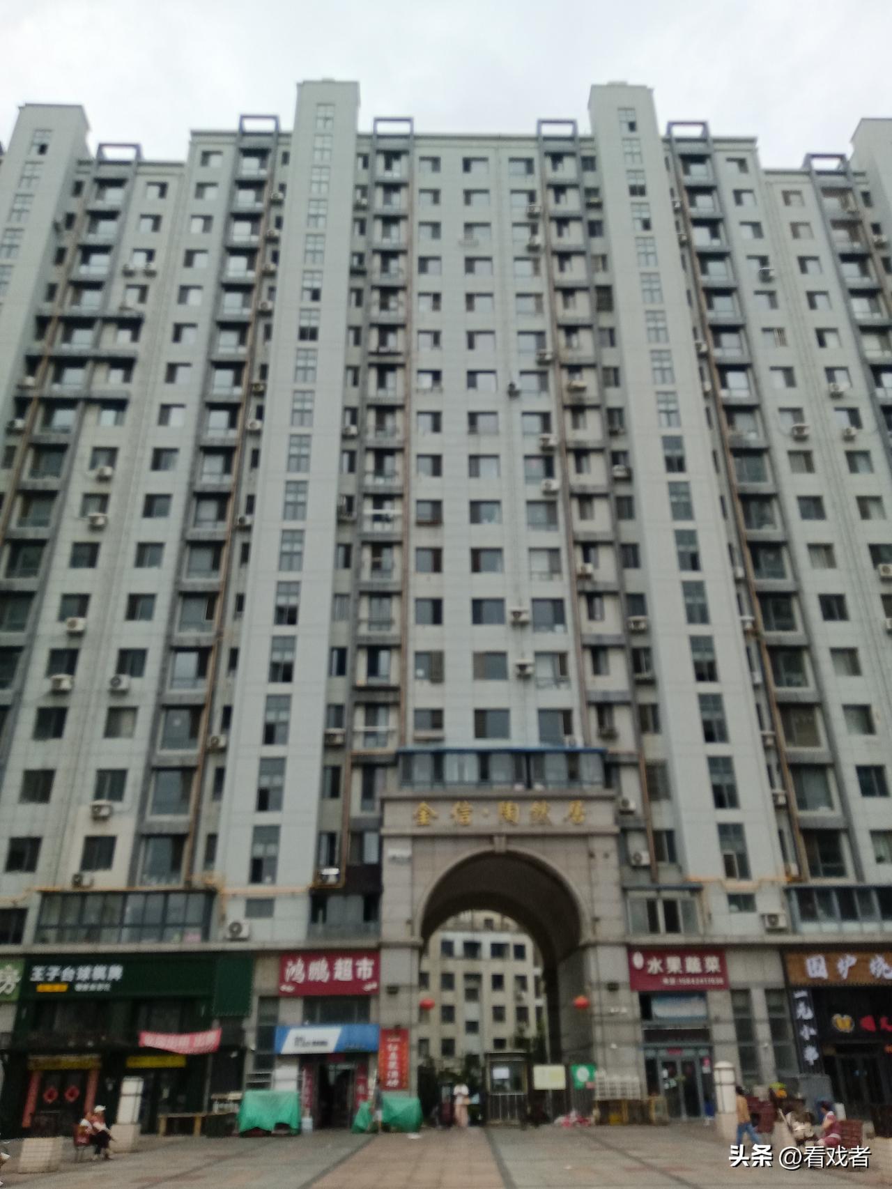 对狗在小区里随地大小便怎么看?一男一女各自带着一只狗在小区里遛。男人带的狗正在拉