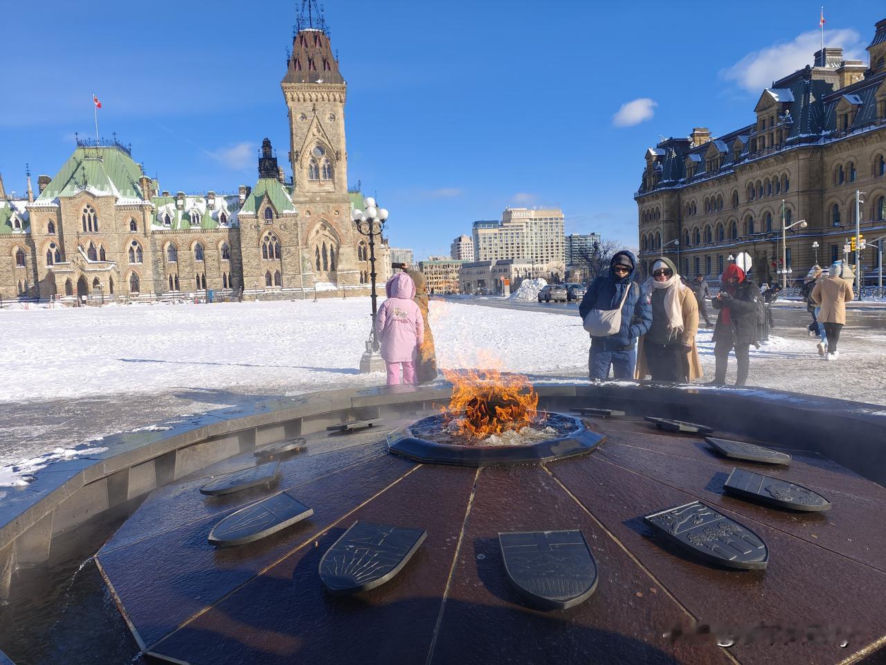 2026第一天，渥太华国会山广场一片洁白的世界，气温零下20℃。然而，象征生生不