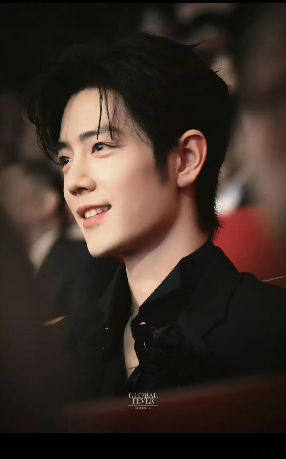 肖战听到自己获奖的表情大影节颁奖名场面直击！当听到自己拿下影帝的那一刻，肖战眼底