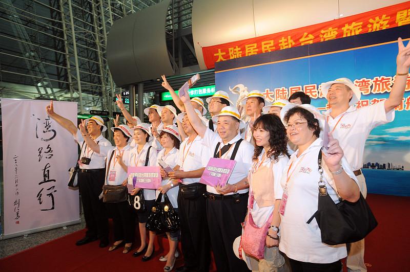 最近刷到台湾民众赴大陆人次涨了近两成的消息，真的挺感慨的。
民进党当局把赴陆旅游