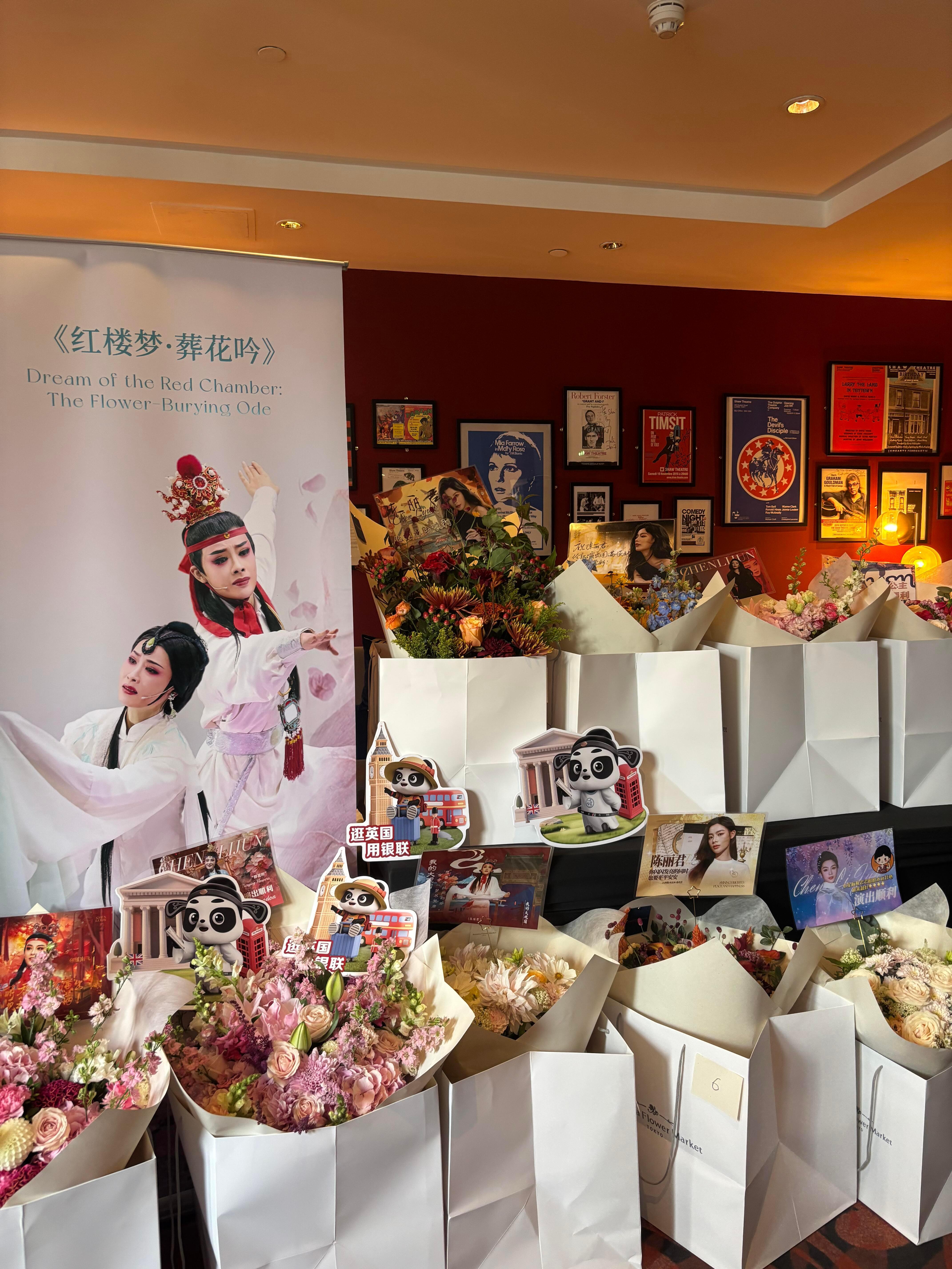 网友伦敦观看陈丽君《葬花吟》演出，太俊了[哇] ​​​