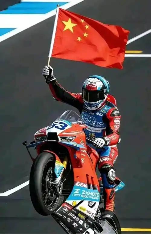 中国品牌张雪机车碾压WSBK双冠！终结37年垄断，妻子李婷甘做幕后英雄。
202
