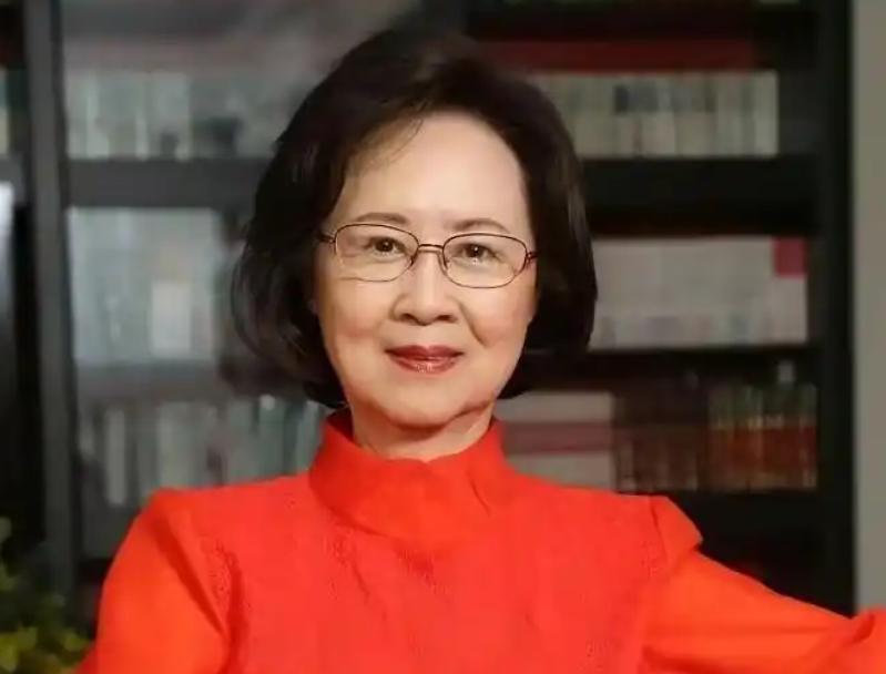 曾仕强曾直言痛批：琼瑶写一辈子小说，实则害了无数人。

说起琼瑶，大家都不陌生。