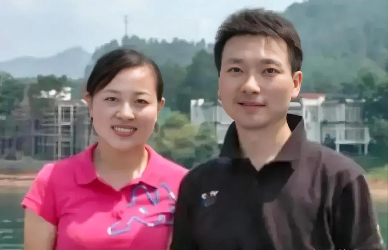 2003年，康辉和妻子刘雅洁，留下的一张生活照，镜头中的两人，虽然朴素地穿着，却