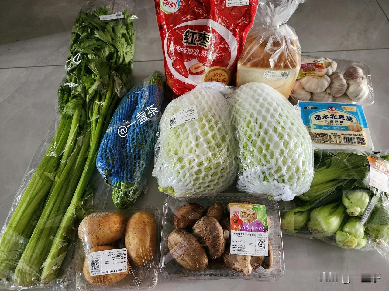 今天老伴情绪好一点，明显话多了，借机会和他逗会闷子。

早晨我把几个屋的桌子都擦